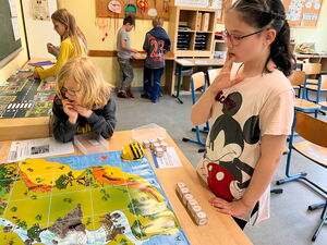 Schülerinnen und Schüler beim Experimentieren mit Beebots