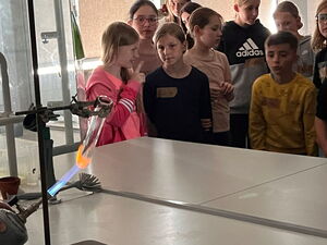 Schülerinnen und Schüler beim Experimentieren