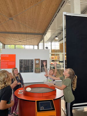 Schulkinder auf der Ausstellung Tuch und Technik