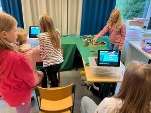 Schulkinder experimentieren mit Stop-Motion-Filmen