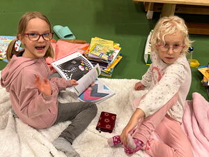 Schulkinder beim Bücherflohmarkt in der Turnhalle