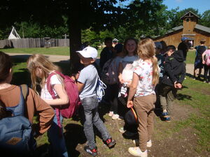 Schülerinnen und Schüler beim Programm im Park