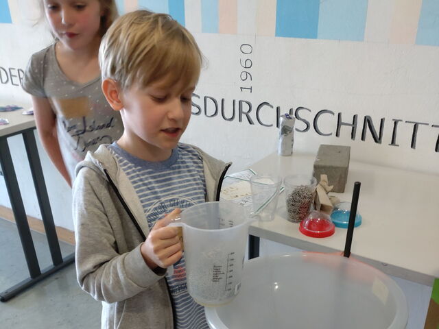 Schülerinnen und Schüler beim Experimentieren