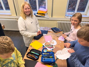 Kinder beim Basteln am Tisch