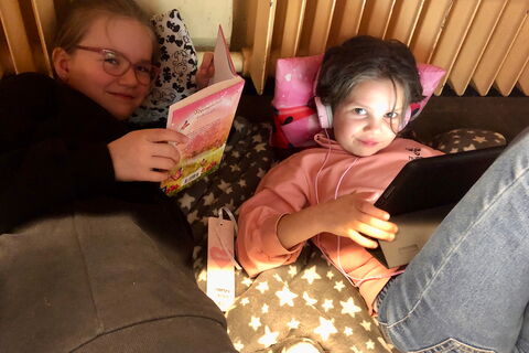 Schulkinder beim Lesen