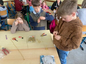 Schulkinder beim Basteln in der Schule