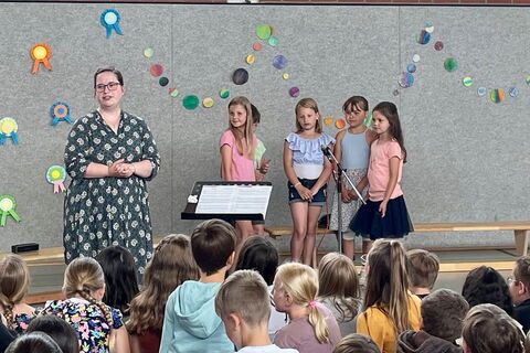 Schulkinder bei einer Vorführung