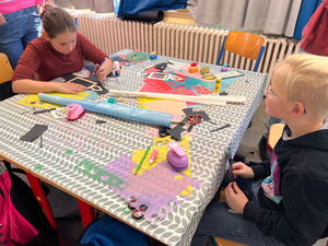 Schülerinnen und Schüler beim Weihnachtsbasteln