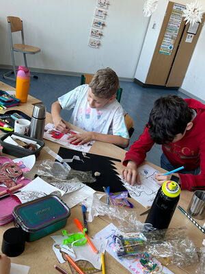 Schülerinnen und Schüler beim Weihnachtsbasteln