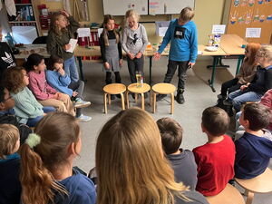 Schülerinnen und Schüler beim Experimentieren in Gruppen