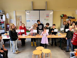 Schülerinnen und Schüler beim Experimentieren in Gruppen