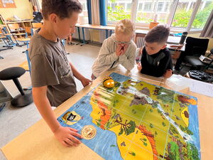 Schülerinnen und Schüler beim Experimentieren mit Beebots