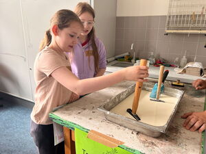 Schülerinnen und Schüler beim Experimentieren