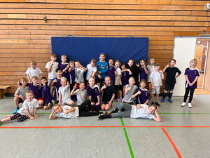 Schülerinnen und Schüler beim Hallensportfest