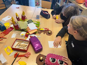 Schulkinder beim Basteln in der Schule