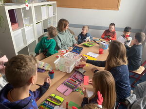 Schulkinder beim Basteln in der Schule