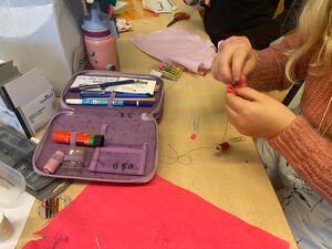 Schulkinder beim Basteln in der Schule