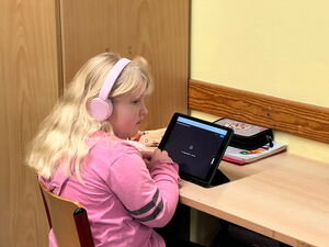 Schülerinnen und Schüler bei Lernen am Tablet