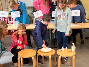 Schülerinnen und Schüler beim Experimentieren in Gruppen