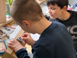 Schülerinnen und Schüler beim Basteln mit Kartons