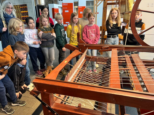 Schülerinnen und Schüler in der Ausstellung Tuch und Technik