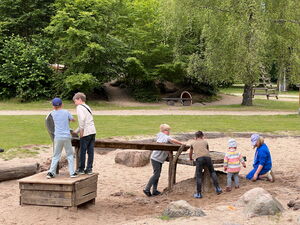 Kinder beim Spielen auf Klettergerüsten