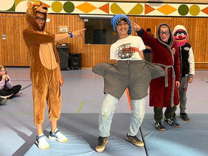 Kinder bei Gruppenspielen in der Halle