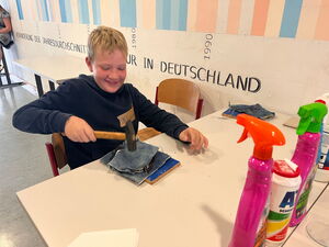 Schülerinnen und Schüler beim Experimentieren