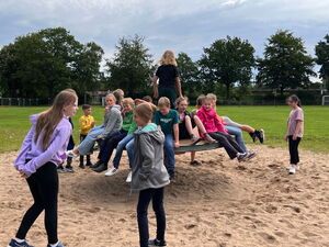 Schülerinnen und Schüler beim Experimentieren