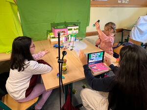Schulkinder experimentieren mit Stop-Motion-Filmen