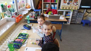Kinder im Klassenzimmer beim Lernen