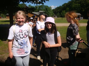 Schülerinnen und Schüler beim Programm im Park