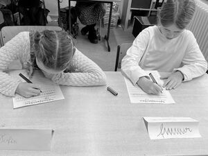 Schulkinder beim Projekt Schule früher