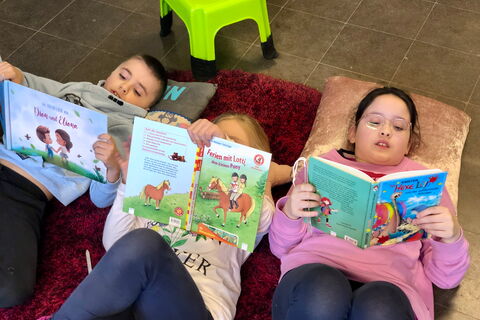 Schulkinder beim Lesen