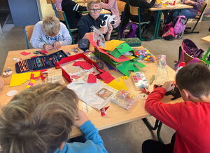 Schülerinnen und Schüler beim Weihnachtsbasteln