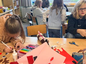 Schülerinnen und Schüler beim Weihnachtsbasteln