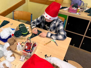 Schülerinnen und Schüler beim Weihnachtsbasteln