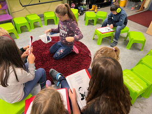 Schülerinnen und Schüler bei Lernen am Tablet