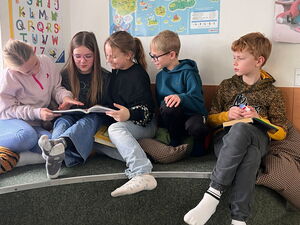 Kleinere Kindergruppe beim Lesen