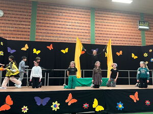 Kinder auf dem Podium bei einer Vorführung