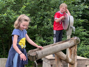 Kinder beim Spielen auf Klettergerüsten