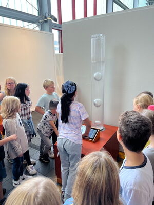 Schulkinder auf der Ausstellung Tuch und Technik