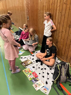 Schulkinder beim Bücherflohmarkt in der Turnhalle