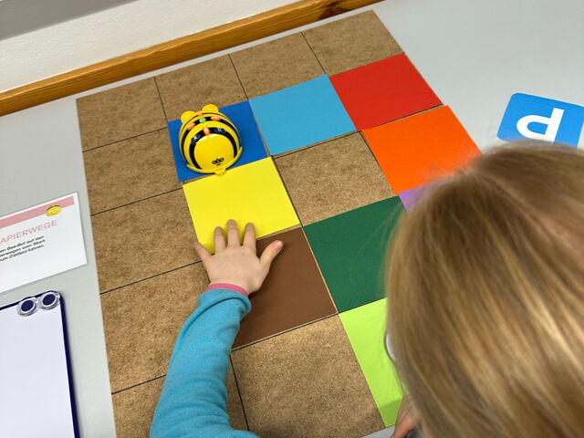 Mädchen mit Beebots Spielunterlage und Beebot