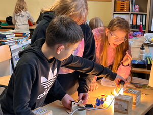 Kinder auf der Ausstellung Energie erleben