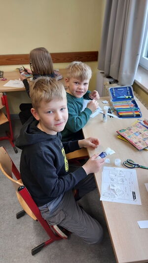 Kinder im Klassenzimmer beim Lernen