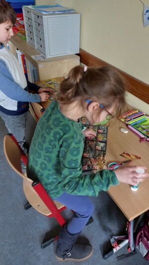 Kinder im Klassenzimmer beim Lernen