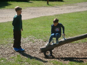 Schülerinnen und Schüler beim Programm im Park