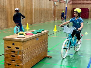 Kind beim Fahrradtraining
