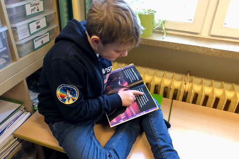 Schüler beim Lesen